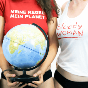 Frau mit Globus und Shirt meine Regel