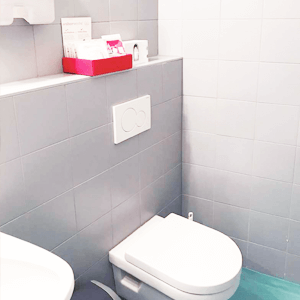 Toilette mit gratis Menstruationsprodukten
