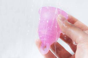 Menstruationstasse mit Wasser reinigen