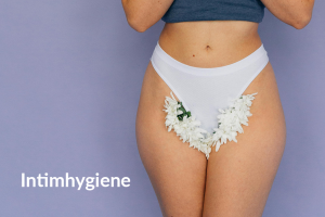 Torso einer weiblich gelesene Person in Unterwäsche mit Blumen in der Unterhose