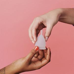 OrganiCup Menstruationstasse mit zwei Händen