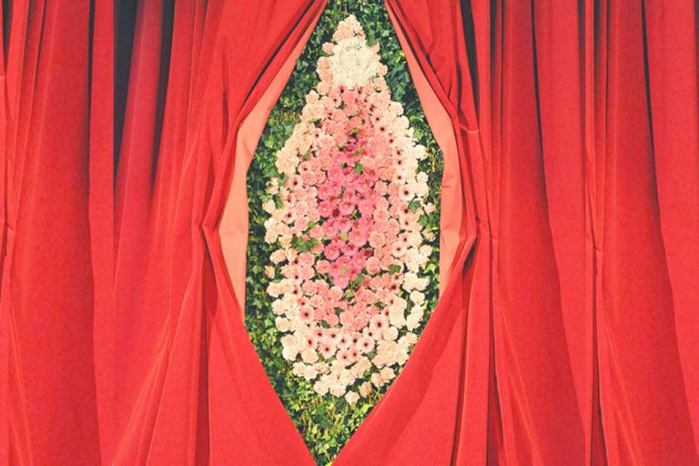Vorhang geht auf mit Blumen dahinter, ähnelt einer Vagina