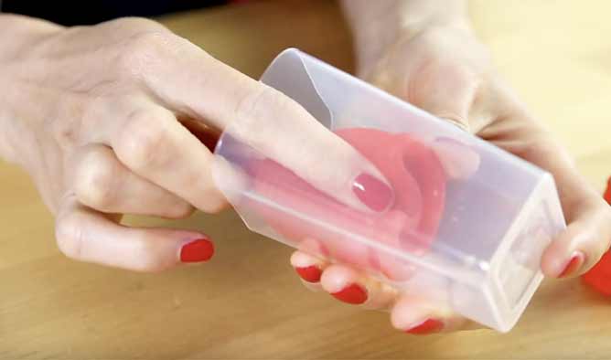 Vakuum der Menstruationstasse zum Herausnehmen lösen