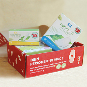 Offene Perioden-Service Box mit Tampons und Binden von Organyc darin