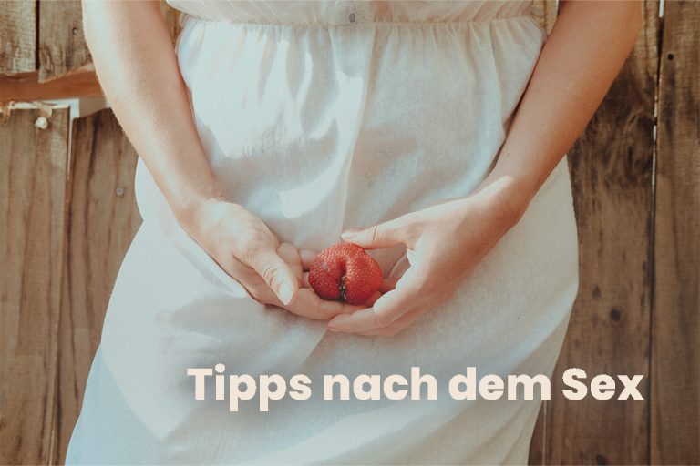 Person in weißem Kleid (Nur Hüftbereich sichtbar) hält eine verformte Erdbeere vor den Intimbereich, Text "Tipps nach dem Sex"