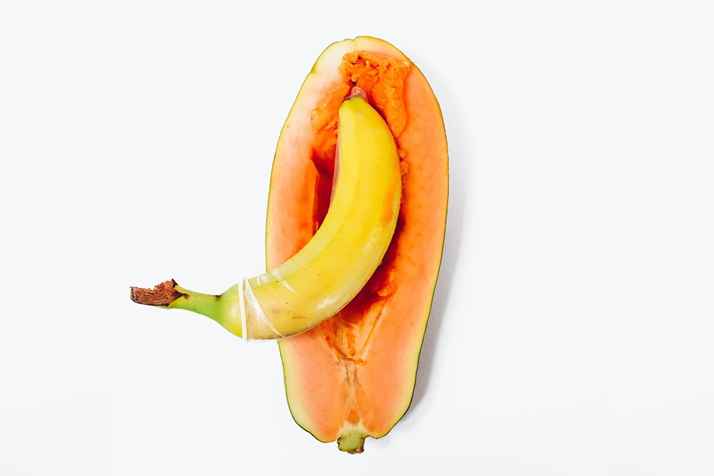 Eine Banane in einer aufgeschnittenen Papaya