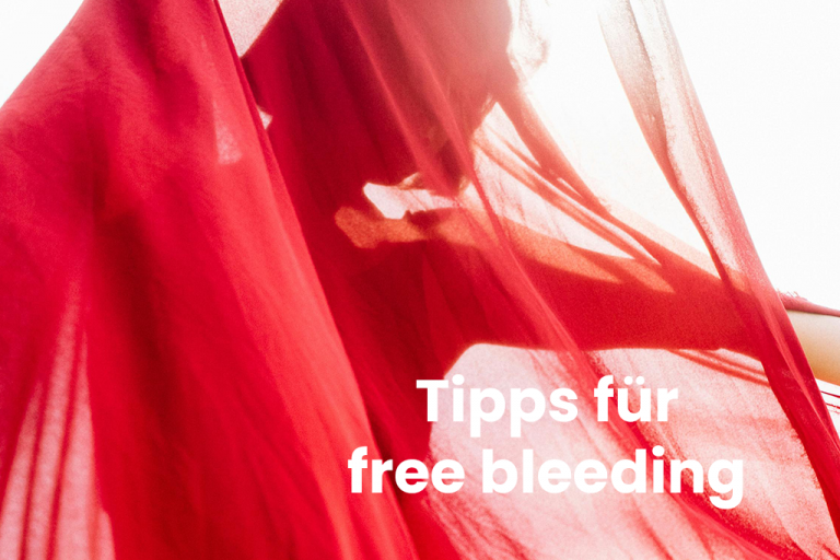 Free Bleeding: Frau mit roten Tüchern