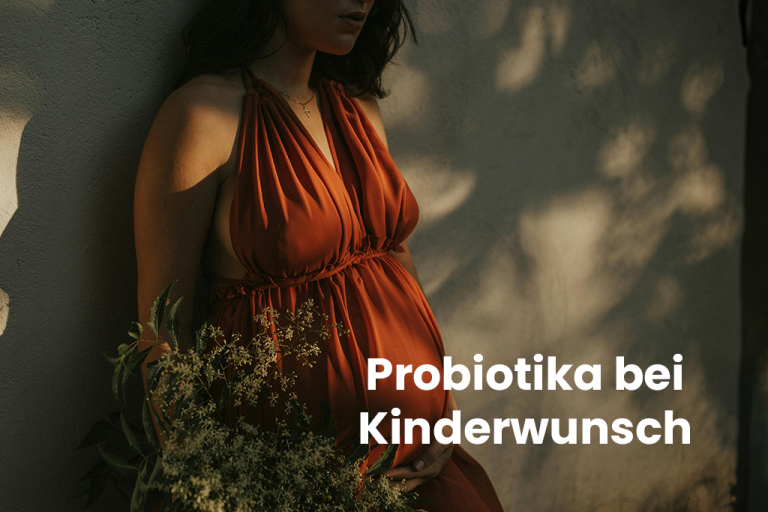 Schwangere Frau mit orangem Kleid steht im Schatten, Text "Probiotika bei Kinderwunsch"